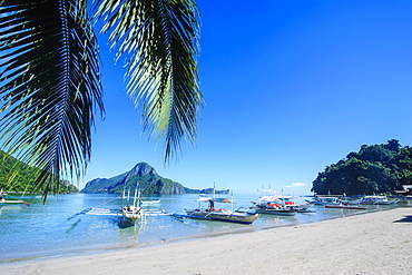 The bay of El Nido with outrigger boats, Bacuit Archipelago, Palawan, Philippines, Southeast Asia, Asia