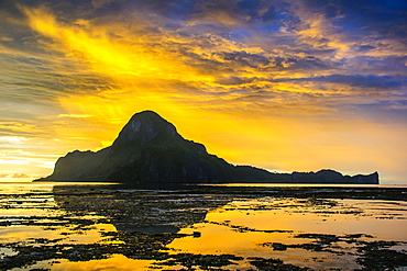 Dramatic sunset light over the bay of El Nido, Bacuit Archipelago, Palawan, Philippines, Southeast Asia, Asia