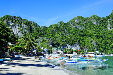 The bay of El Nido with outrigger boats, Bacuit Archipelago, Palawan, Philippines, Southeast Asia, Asia