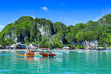 The bay of El Nido with outrigger boats, Bacuit Archipelago, Palawan, Philippines, Southeast Asia, Asia