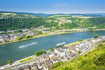 Cruise ship passes St. Goarshausen on the River Rhine, Rhine Gorge, UNESCO World Heritage Site, Germany, Europe