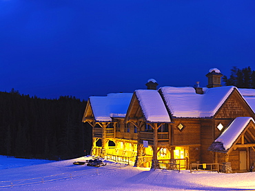 Wiskeyjack Ski Lodge in winter at dusk, Lake Louise, Banff National Park, Alberta, Canada, North America