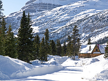 Simpson's Num-Ti-Jah Lodge in winter, Banff National Park, UNESCO World Heritage Site, Alberta, Rocky Mountains, Canada, North America