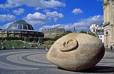 L'Ecoute by Henri de Miller, sculpted head located outside of the church of St. Eustache, Paris, France, Europe