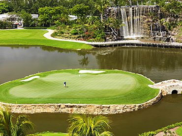 The 18th hole on golf course, Fairmont Turnberry Isle Resort and Club, Aventura, Florida, United States of America, North America