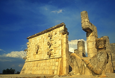 Statue of Chac Mool, Temple of Warriors, Chichen Itza, UNESCO World Heritage Site, Yucatan, Mexico, North America