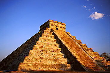 The Pyramid of Kukulcan (El Castillo), Chichen Itza, UNESCO World Heritage Site, Mexico, North America