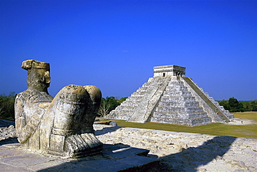 Chac Mool in foreground and the Pyramid of Kukulcan (El Castillo), Chichen Itza, UNESCO World Heritage Site, Mexico, North America