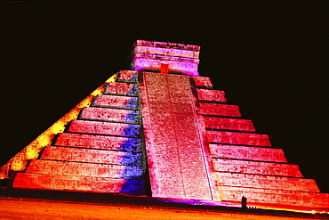 The Pyramid of Kukulcan (El Castillo) illuminated at night, Chichen Itza, UNESCO World Heritage Site, Mexico, North America