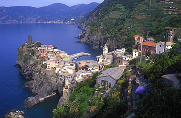 View of fishing village from a mountain hiking path, Vernazza, Cinque Terre, UNESCO World Heritage Site, Liguria, Italy, Europe