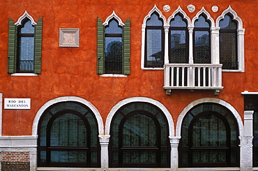 Detail of facade of Venetian home showing Venetian windows, Venice, Veneto, Italy, Europe