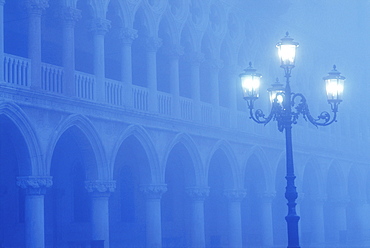 Exterior facade of the Doge's Palace (Palazzo Ducale) with lamp post in fog, Venice, UNESCO World Heritage Site, Veneto, Italy, Europe