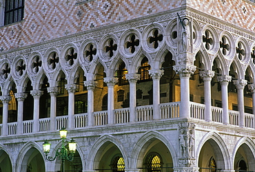 Detail of exterior corner of palace with Adam and Eve, Doge's Palace, (Palazzo Ducale), Venice, UNESCO World Heritage Site, Veneto, Italy, Europe