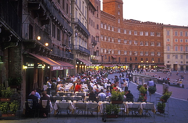 Diners at outdoor cafe at dusk, Palazzo Pubblico, Piazza del Campo, Siena, UNESCO World Heritage Site, Tuscany, Italy, Europe