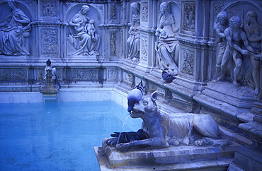 Fountain, Palazzo Pubblico, Piazza del Campo, Siena, Tuscany, Italy, Europe