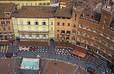 View from the Torre del Mangia of the Piazza del Campo, Siena, UNESCO World Heritage Site, Tuscany, Italy, Europe