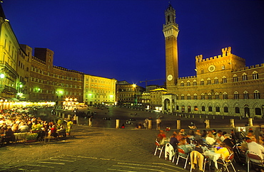 Torre del Mangia and Palazzo Pubblico at night, with people at cafe, Siena, UNESCO World Heritage Site, Tuscany, Italy, Europe