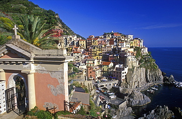 Fishing village with multi colored houses, Manarola, Cinque Terre, UNESCO World Heritage Site, Liguria, Italy, Europe