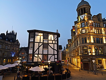 Old Wellington Inn dating from the early 1500s and Sinclairs Oyster Bar dating from the 1700s, Exchange Square, Manchester, England, United Kingdom, Europe