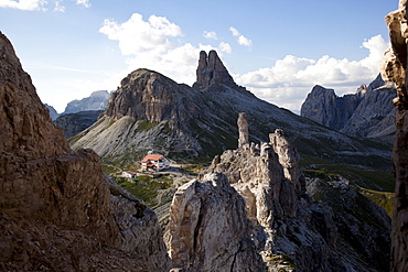 Locatelli refuge on the Tre cime di Lavaredo walk,  Dolomites, eastern Alps, South Tyrol, Bolzano province, Italy, Europe