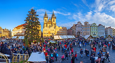 Church of Our Lady Before Tyn and Christmas Markets, Staromestske namesti (Old Town Square), Stare Mesto (Old Town), UNESCO World Heritage Site, Prague, Czech Republic, Europe