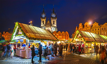 Church of Tyn and Christmas Markets, Staromestske namesti (Old Town Square), Stare Mesto (Old Town), UNESCO World Heritage Site, Prague, Czech Republic, Europe