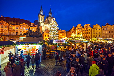 Church of Tyn and Christmas Markets, Staromestske namesti (Old Town Square), Stare Mesto (Old Town), UNESCO World Heritage Site, Prague, Czech Republic, Europe