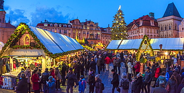 Christmas Market, Staromestske namesti (Old Town Square), Stare Mesto (Old Town), UNESCO World Heritage Site, Prague, Czech Republic, Europe