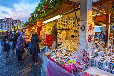 Christmas Market, Staromestske namesti (Old Town Square), Stare Mesto (Old Town), Prague, Czech Republic, Europe