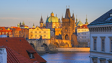 Charles Bridge (Karluv Most) over River Vltava, UNESCO World Heritage Site, Prague, Czech Republic, Europe