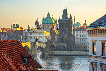 Charles Bridge (Karluv Most) over River Vltava, UNESCO World Heritage Site, Prague, Czech Republic, Europe