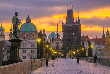 Charles Bridge (Karluv Most) over River Vltava, UNESCO World Heritage Site, Prague, Czech Republic, Europe