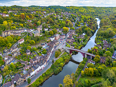 The Iron Bridge over the River Severn, Ironbridge Gorge, UNESCO World Heritage Site, Ironbridge, Telford, Shropshire, England, United Kingdom, Europe