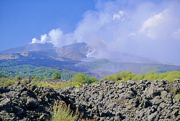 Eruptions at the Monti Calcarazzi fissure and the Piano del Lago cone, above, on Mount Etna that threatened tourist facilities and villages in 2001, Sicily, Italy, Europe