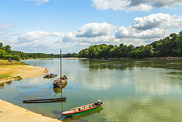 Boats on the Garonne, a great French river, at this attractive town near Marmande, Couthures-sur-Garonne, Lot-et-Garonne, France, Europe