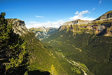 View west of the Ordesa Valley glacial trough from the Faja de Pelay hiking trail, Ordesa National Park, Pyrenees, Aragon, Spain, Europe