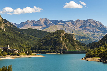 Lanuza village, resevoir and dam and the Tendenera mountains, Tena Valley, Sallent de Gallego, Pyrenees, Huesca Province, Spain, Europe