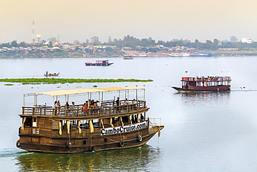 Sunset cruise boats at the confluence of the Tonle Sap and Mekong rivers, Preah Sisowath Quay, city centre, Phnom Penh, Cambodia, Indochina, Southeast Asia, Asia