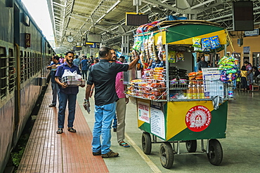 Catering snack trolley at railway station of Khozikode (Calicut), second largest city in the state, Khozikode, Kerala, India, Asia