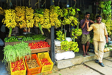 Bananas, beans, tomatoes and other fruit and vegetables at shop on Main Road in this Wayanad district town, Kalpetta, Wayanad, Kerala, India, Asia