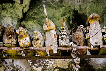 Coffins hung high up for more status at Londa caves, south of Rantepao city, Londa, Rantepao, Toraja, South Sulawesi, Indonesia, Southeast Asia, Asia