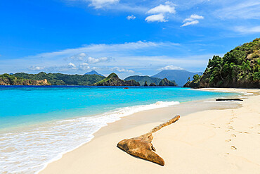 Mahoro Island white sand beach with Masare and Pahepa Islands beyond, Mahoro, Siau, Sangihe Archipelago, North Sulawesi, Indonesia, Southeast Asia, Asia