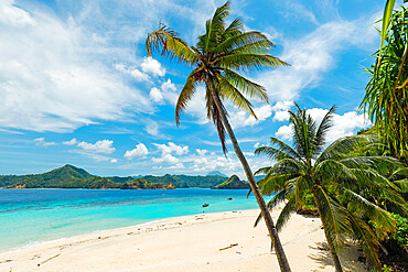 Mahoro Island white sand beach with Masare and Pahepa Islands beyond, Mahoro, Siau, Sangihe Archipelago, North Sulawesi, Indonesia, Southeast Asia, Asia