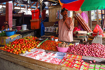 Chilis, tomatoes & onions on a market stall in the capital. Ulu, Siau Island, Sangihe Archipelago, North Sulawesi, Indonesia