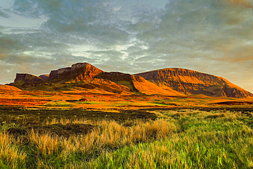 The Trotternish Ridge, a major geological feature of lava flows over Jurassic sediments & major scenic attraction in the far north east of the island at sunset 'Golden Hour'. Flodigarry, Trotternish Peninsula, Skye, Inner Hebrides, Scotland, UK