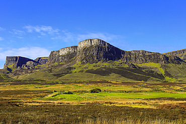 The Trotternish Ridge north of the Quirang, a major geological feature of lava flows over Jurassic sediments & major scenic attraction in the far north east of the island. Flodigarry, Trotternish Peninsula, Skye, Inner Hebrides, Scotland, UK