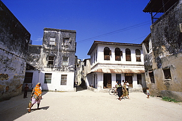 Typical white washed Arab buildings in the town market, Zanzibar, Tanzania, East Africa, Africa