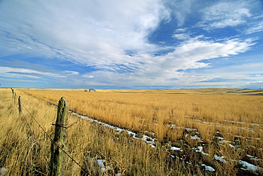 Landscape of the great wide open spaces of the prairies, in the south west of North Dakota, United States of America, North America