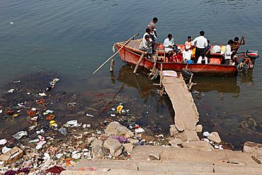 Motorboat used as a ferry, polluted riverbank, Kapila, Kabini, Kabbani River, Nanjangud, Karnataka, South India, India, South Asia, Asia