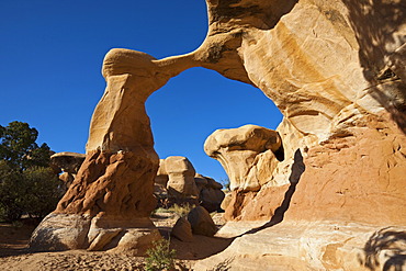 Metate Arch, natural rock arch in Devils Garden, Hole in the Rock Road, Grand Staircase-Escalante National Monument, Utah, USA